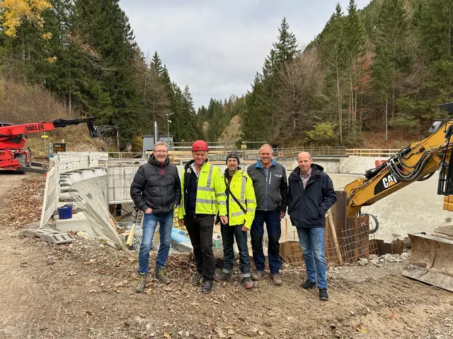 Geschäftsführer Moritz (EW Schattwald); Herr Lipp (Fa. Dobler); Herr Riefler (IB Dr. Koch), Projektleiter Rief und Bürgermeister Ramp bei einer Baustellenbesichtigung. | Foto: EW Schattwald