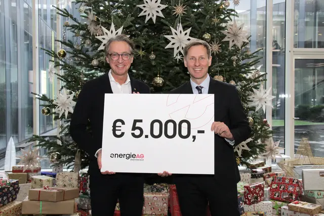 Der Energie AG-Vorstandsvorsitzende Leonhard Schitter übergab den Spendenscheck über 5.000 Euro an MeinBezirk Oberösterreich-Chefredakteur Thomas Winkler. | Foto: MeinBezirk OÖ/Till