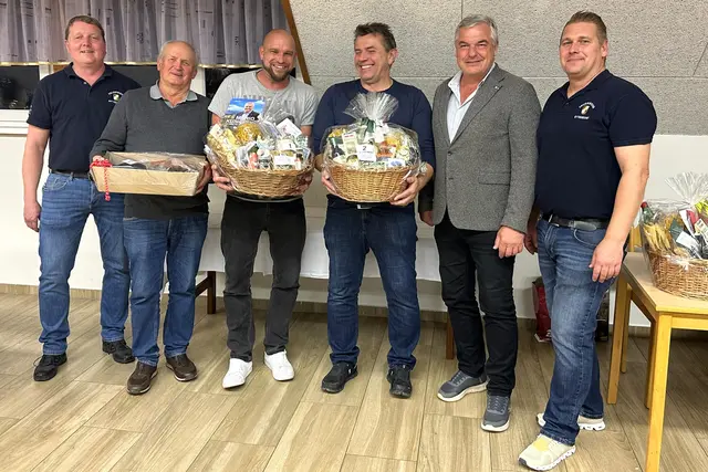 Siegerfoto: Markus Fellner, Johann Jöbstl (3.), Daniel Klausriegler (1.), Wolfgang Plentner (2.), Karl Bohnstingl, Markus Schauer (v.l.) | Foto: FF