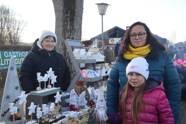An den Verkaufsständen am Rauchwarter See wird am Samstag viel Weihnachtliches feilgeboten. | Foto: Martin Wurglits