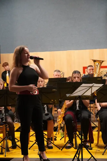 Gesangssolistin Pia Fuchshuber bei "Set Fire to the Rain" von Adele