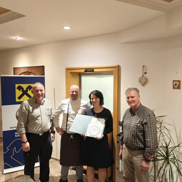 Die Wirtsleute vom Kopfinger Bründlwirt Birgitt und Klaus Grüneis (Mitte) freuten sich über die Auszeichnung.  | Foto: Jägerschaft Schärding