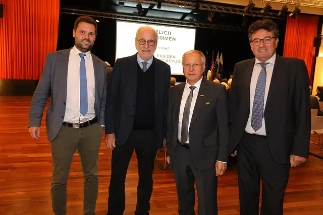 Stadtamtsdirektor Philipp Huemer, Universitätsprofessor Manfred Prisching, BürgermeisterJosef Ober und Kulturreferent Michael Mehsner (v. l.) | Foto: Johann Scheich