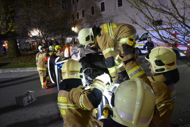 Glücklicherweise konnte der Lenker bereits vor dem Eintreffen der Einsatzkräfte von Passanten aus dem Fahrzeug befreit werden. | Foto: Alexander Hofer/FF Hallein