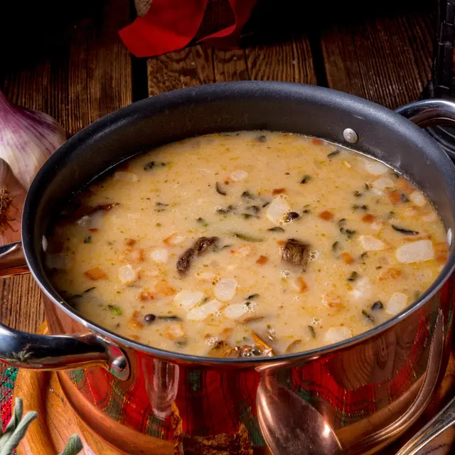 Neben dem Film "Der Buchspazierer" gibt es für die Gäste ein Suppenbuffet zu genießen. | Foto: Smarterpix/Darius.Dzinnik