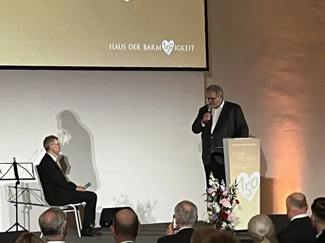Warten auf die Überraschung: Wiens Sozial- und Gesundheitsstadtrat Peter Hacker überraschte den langjährigen Institutsdirektor des Hauses der Barmherzigkeit, Christoph Gisinger (li.), bei der 150-Jahr-Feier mit dem Goldenen Ehrenzeichen um Verdienste für die Stadt Wien.  | Foto: Karl Ettinger