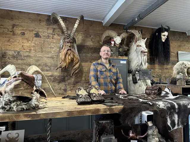 Julian Winkler aus Selzthal hat sein Hobby zum Beruf gemacht: Er stattet Krampusgruppen mit maßgeschneiderten Gewändern aus. | Foto: MeinBezirk/Christoph Schneeberger