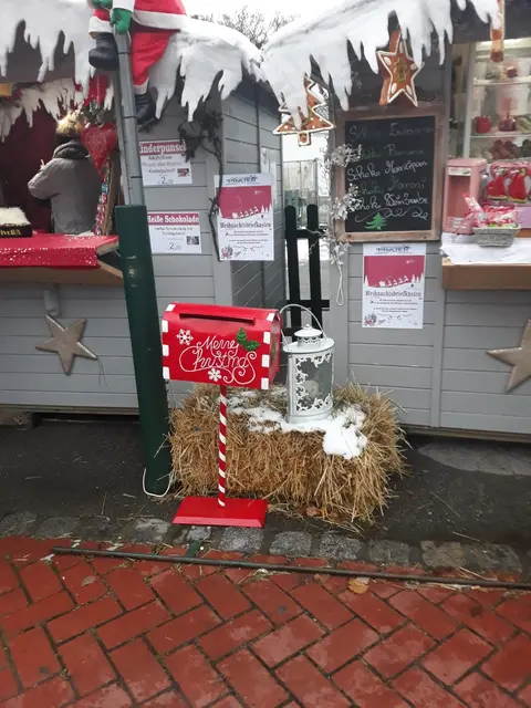 Was wünschst du dir zu Weihnachten? Wie jedes Jahr haben die Helferlein des Nikolaus einen Briefkasten im Böhmischen Prater montiert, um die Weihnachtsbriefe über sicheren Weg zu erhalten. (Archivbild) | Foto: Popp