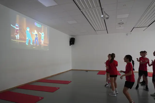 Im Gymnastiksaal wurde getanzt. | Foto: Jennifer Flechl