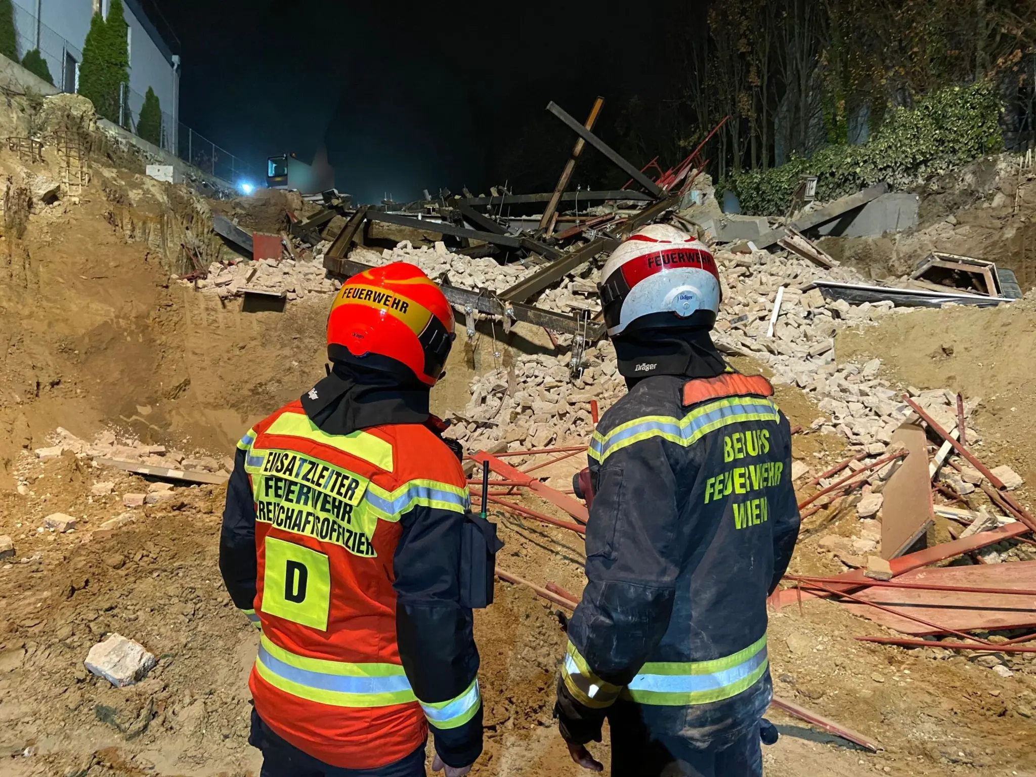 Blue light storm: Major alarm triggered after building collapse in Döbling ...