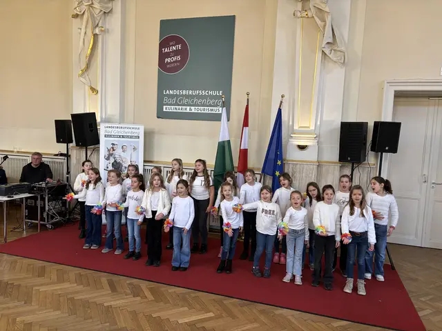 Die Feierlichkeiten zur Eröffnung der sanierten Volksschule von Bad Gleichenberg wurden im Mailandsaal in der benachbarten Landesberufsschule abgehalten. Die Kinder selbst sorgten für das künstlerische Rahmenprogramm. | Foto: MeinBezirk/Heimo Potzinger