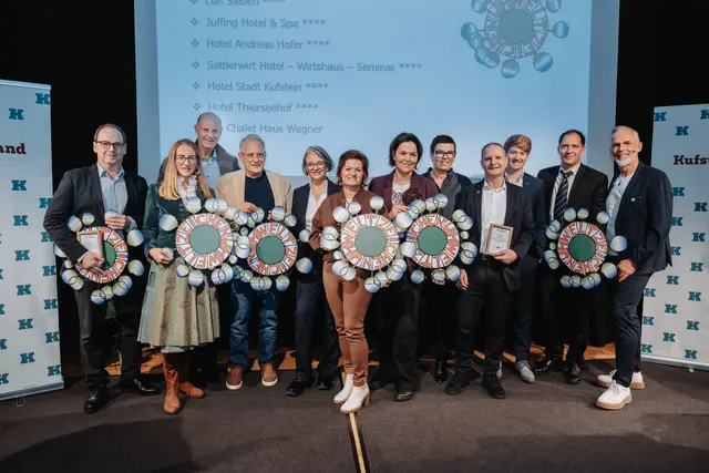 Für ihr starkes Engagement im Bereich Nachhaltigkeit hat der TVB Kufsteinerland im Rahmen der Vollversammlung diese sieben Beherbergungsbetriebe geehrt: Bio Chalet Haus Wagner in Niederndorf, Sattlerwirt Hotel – Wirtshaus – Seminar **** in Ebbs, Hotel Andreas Hofer ***** und Hotel Stadt Kufstein **** in Kufstein, DAS SIEBEN – Adults Only **** in Bad Häring sowie Juffing Hotel &amp; Spa **** und Hotel Thierseerhof **** in Thiersee.

Fotograf: Thorben Jureczko für PR-Agentur WEISS PR &amp; MEDIA www.weiss-pr.at | Foto: © TVB Kufsteinerland / Thorben Jureczko