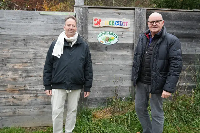 Christian Krotscheck und Bürgermeister Ferdinand Groß vor der Spielwerkstatt in Kapfenstein | Foto: Nicole Schawill