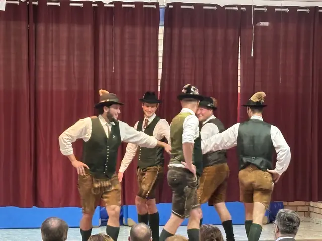 Die Schuhplattler machten auch ihre Aufwartung. | Foto: MeinBezirk/Christian Zechner