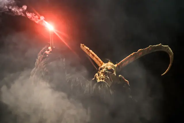 Schwere Glocken, schneidende Ruten, zottelige Pelze und eindrucksvolle Masken - finde jetzt den nächsten Krampuslauf in deiner Nähe. | Foto: Niederalmer Krampusse