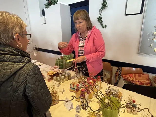 Mitarbeitern Maria (re.) berät die Kunden. | Foto: Kendlbacher