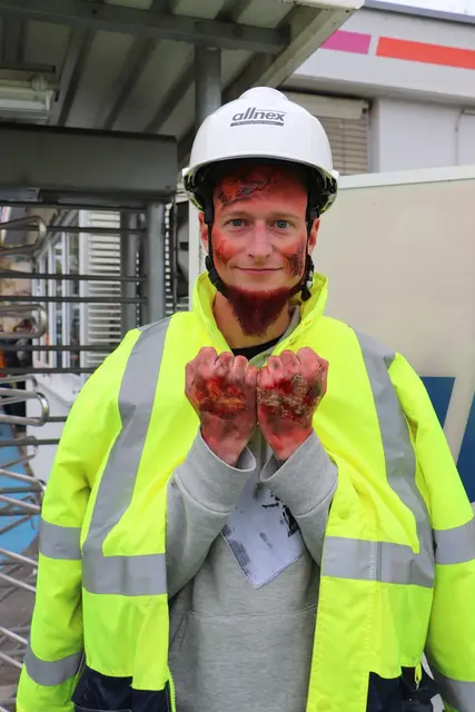 Die Verletzungen sehen schlimm aus, sind aber nur Farbe. Allnex-Mitarbeiter mimten die Verletzten, die von der Feuerwehr geborgen und den Mitarbeitern vom Roten Kreuz übergeben wurden.  | Foto: Edith Ertl