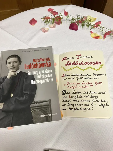 Früh entschied sich Ledóchowska für ein geistliches Leben und gründete die Missionsschwestern vom Hl. Petrus Claver mit Sitz in Salzburg-Bergheim. Anders als andere Missionsorden reisten ihre Schwestern nicht selbst nach Afrika. Ihr Einsatz geschah auf andere Weise – durch Öffentlichkeitsarbeit, Fundraising und Bildungsarbeit im großen Stil.