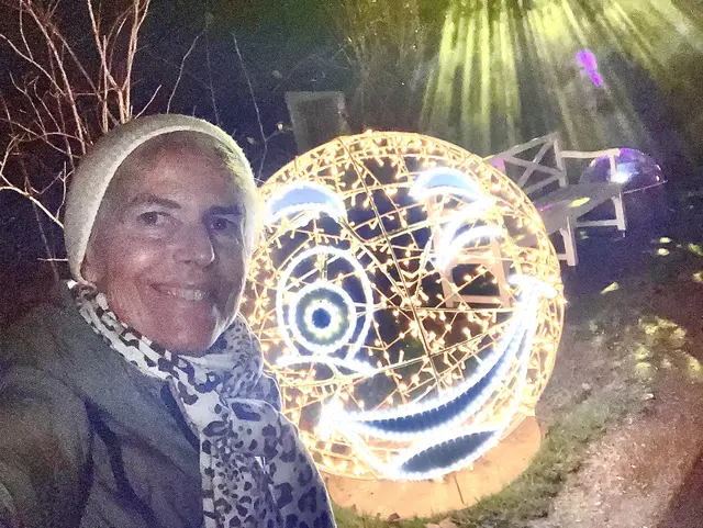 Überdimensionale Emojis säumen den Weg zum Ausgang. | Foto: Stockmann