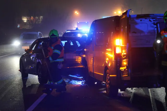 Auf der B1 Wiener Straße in Marchtrenk kracht ein Kleintransporter in das Heck eines Audis – ein kilometerlanger Stau ist die Folge. | Foto: laumat.at