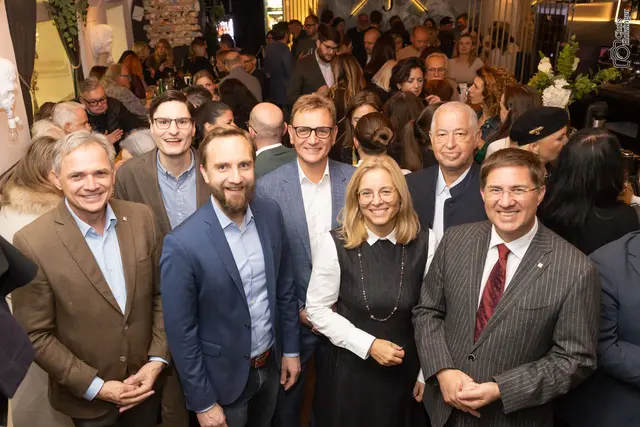 Peter Jungreithmair, Geschäftsführer der Wels Marketing &amp; Touristik GmbH), die Stadträte Stefan Ganzert (SPÖ) sowie Martin Oberndorfer (ÖVP), die Vizebürgermeister Klaus Schinninger (SPÖ) sowie Christa Raggl-Mühlberger (FPÖ), Helmut Platzer und Bürgermeister Andreas Rabl (FPÖ).
Wels),  | Foto: Stadt Wels