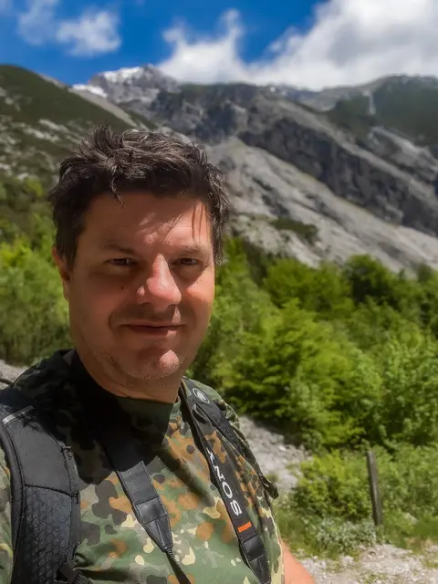 Herausgeber Marco Wegleiter zeigt die Schönheit des Halltals. | Foto: Wegleiter