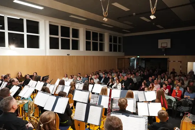 Der gut gefüllte Volksschulturnsaal in Kematen aus Perspektive der Musiker