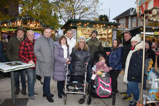 Die Stadträte Leo Lindebner, Markus Gilly und Michael Danzinger, Bürgermeisterin Silvia Drechsler, Gemeinderat Gert Zaunbauer, Gemeinderätin Organisatorin Eva Maier, Gemeinderat Simon Skerlan, Larissa mit ihrer Mutter Susanne, Gemeinderat Christoph Kny und Elisabeth Handler (von links) bei der Eröffnung von Evas Adventmarkt am Josef Hyrtl-Platz. | Foto: Bernhard Garaus