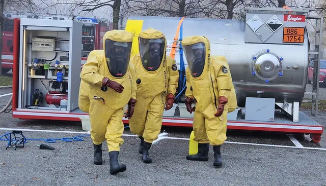 Übung in Ebensee: Die Einsatzkräfte in Chemikalienschutzanzügen (Schutzstufe 3) vor dem GSF-Abrollcontainer der Landesfeuerwehrschule.  | Foto: Bezirksfeuerwehrkommando Gmunden