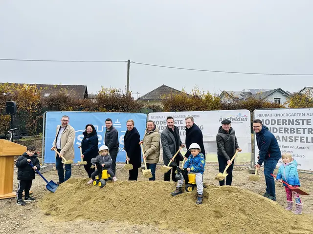 Mit dem Spatenstich erfolgte der offizielle Baustart im Ansfeldner Stadtteil Audorf. | Foto: Stadtarchiv Ansfelden