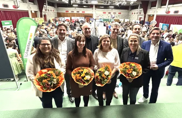 Direktoren, Pädagoginnen und Unterstützer bei der 12. Berufsinfomesse in den St. Johanner Mittelschulen. | Foto: Nikolaus Kogler