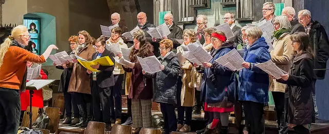 Der Basilikachor Enns umrahmt die Adventkranzweihe musikalisch. | Foto: Christoph Huemer