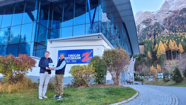 Preisverleihung: Geschäftsführer Franz Dengg (re.) nahm die Auszeichnung persönlich von Mag. Peter Schoner entgegen. | Foto: Tiroler Zugspitzbahn