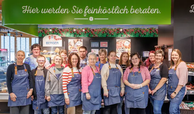 Die Mitarbeiter des Kaufhauses wünschen den Kunden und Kundinnen Frohe Weihnachten. | Foto: Zeller Kaufhaus