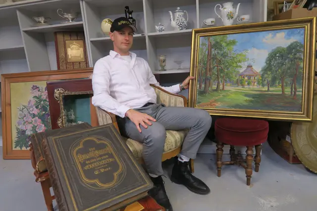 Emanuel Krulis weiß, was Altwaren heutzutage wert sind.  | Foto: Patricia Hillinger/MeinBezirk