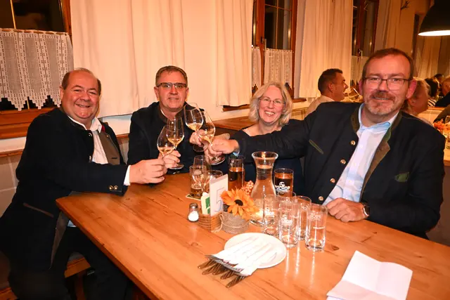 Nach der Weinsegnung die erste Verkostung: Adi Mechtler, Alfred Hiller, Roswitha und Christian Balon