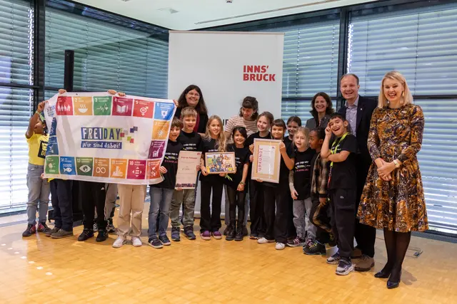 Das Projekt „FreiDay“ von der Schule am Inn wurde ausgezeichnet. Karoline Obitzhofer (3.v.r.), Bürgermeister Johannes Anzengruber und Vizebürgermeisterin Elisabeth Mayr überreichten der Volksschule ihren Preis. | Foto: IKM/D. Jäger