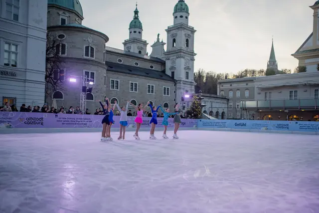Bei der gestrigen Eröffnung zeigten auch die jungen Eisläuferinnen des Eisteam Salzburg ihr Können | Foto: Eisteam Salzburg/Theresa Marka