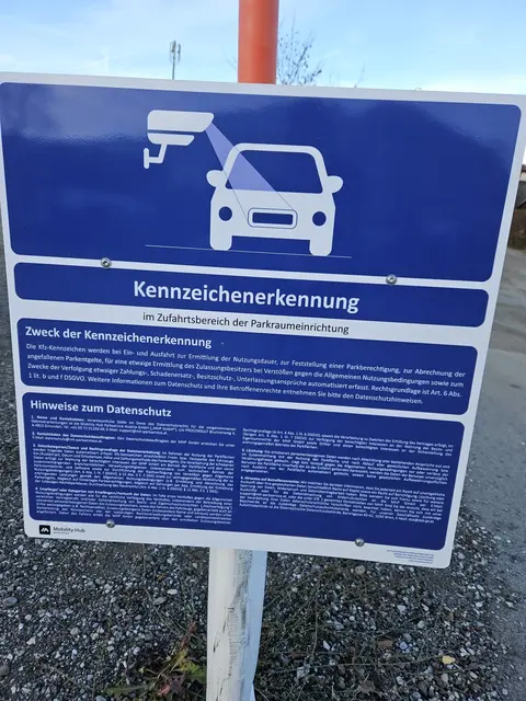 Parkautomaten und Hinweistafeln sind bereits aufgestellt, aufgrund des herannahenden Winters.  | Foto: Privat