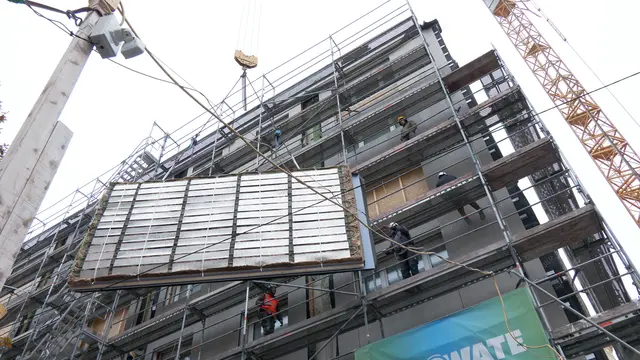 Bei der seriellen Sanierung werden die Fassadenmodule bereits vollendet angeliefert und müssen nur mehr angebracht werden.  | Foto: Andreas Pölzl/MeinBezirk