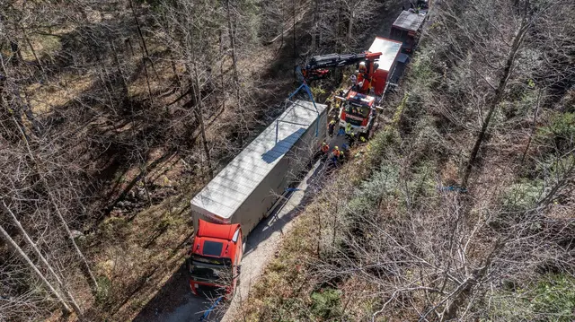 Seit etwa 01:00 Uhr am heutigen 14. November befindet sich ein Sattelschlepper in einer misslichen Lage auf einer Straße in Rosenau am Hengstpass. | Foto: Team Fotokerschi
