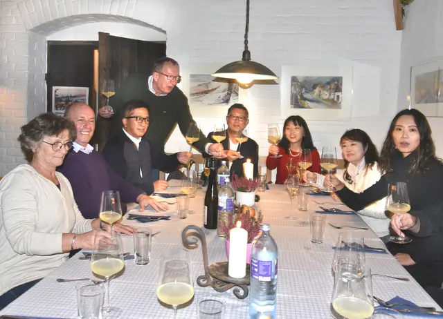 Japanische Freunde zu Besuch im stimmungsvollen Kellergassen-Ambiente. | Foto: Herbert Schleich