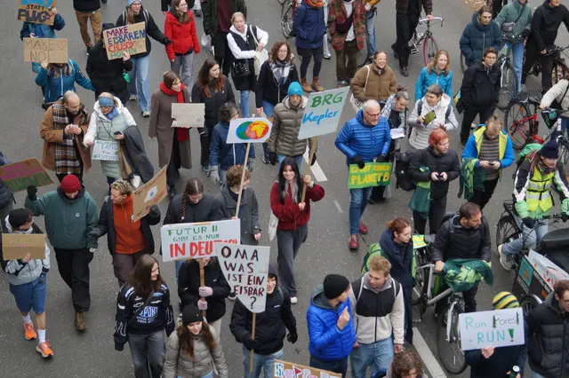 Rund 300 Menschen demonstrierten am Freitag gemeinsam für das Klima. MeinBezirk war dabei und hat sich mit den Aktivistinnen und Aktivisten von Fridays for Future darüber unterhalten, wie sich die Bewegung entwickelt. | Foto: Fridays for Future Graz