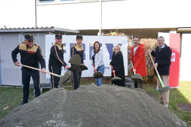 Vergangene Woche beging man den Spatenstich für das neue Gebäude des Bezirksfeuerwehrverbandes. | Foto: Stadt Lienz/Bernd Lenzer