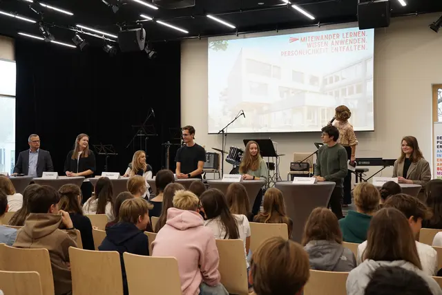 Ehemalige Schülerinnen und Schüler des BG/BRG Gleisdorf erzählten von ihrem Werdegang nach der Matura. | Foto: BG/BRG Gleisdorf