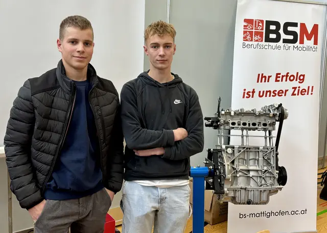 Sebastian Ellinger und Julian Sinnegger von der Berufsschule Mattighofen. | Foto: MeinBezirk/Barbara Ebner