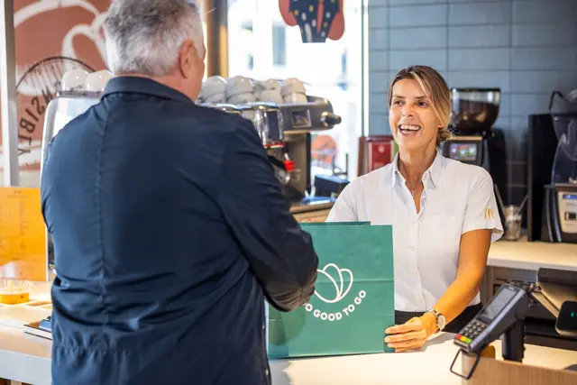 Ab Mitte November können Kundinnen und Kunden im McDonald’s Steinberg-Dörfl überschüssige Produkte über die Too Good To Go App als Überraschungssackerl abholen. | Foto: Christian Husar