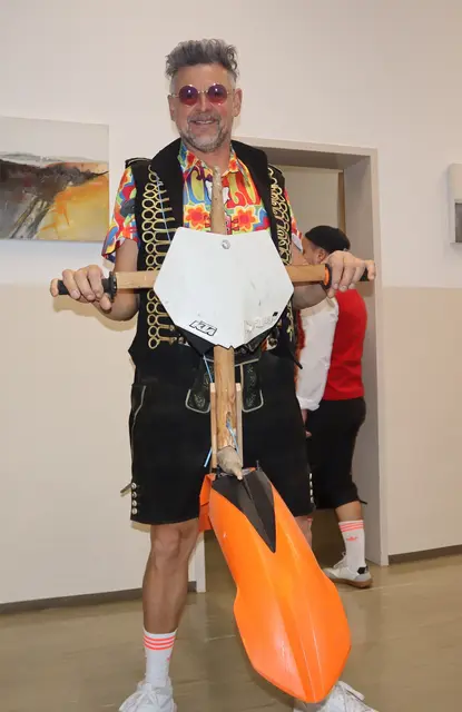 Mit dem "Stanggerchopper" sang "Hemmi" auf der Bühne eine umgetextete Version von "Born to be wild"  | Foto: Tatschl