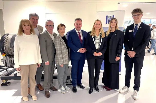 (v.l.) Landesrätin Daniela Winkler gemeinsam mit HTBLA-Direktor Thomas Schober, Schulqualitätsmanager Werner Zwickl, Schulqualitätsmanagerin Michaela Seidl, Karin Wagner, Leiterin der Bildungsregion Süd, und Franz Bock, Leiter der Bildungsdirektion Nord zeigten sich gemeinsam mit den Abteilungsleitern von den Präsentationen der Schülerinnen und Schüler am Tag der offenen Tür in der HTBLA Eisenstadt beeindruckt. | Foto: Büro LRin Winkler