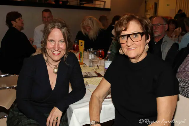 Stadtamtsdirektorin Katja Bremer-Wedermann und Stadträtin Susanne Stejskal ließen sich die Theatervorstellung der Wientalbühne nicht entgehen.